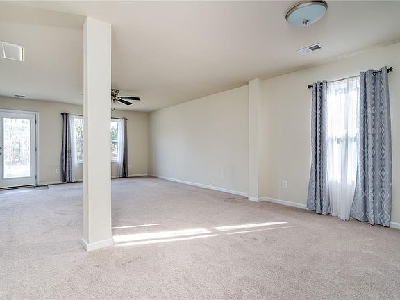 4th image of 126 Yellow Pine Dr
