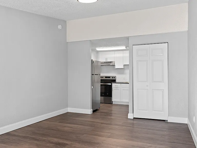 Acadia Court Apartments — Photo 9