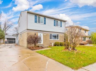 15925 Dugan St, Roseville, MI 48066