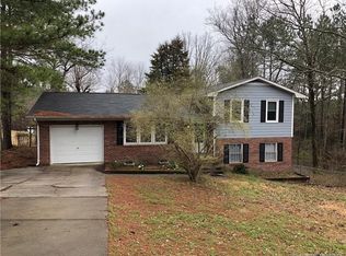 155 Oakridge Ave, Spring Lake, NC 28390