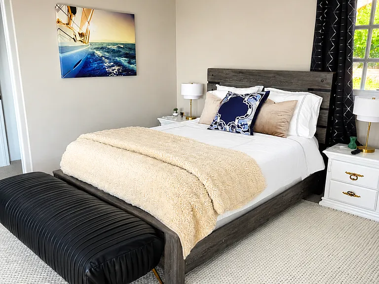 Vista Room_Image 10
Features a King bed, signature black bench, flat-screen TV, and its own private bathroom. Sliding glass doors lead to a balcony with sweeping city and ocean views.
