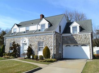 105 Maryland Ave, Freeport, NY 11520