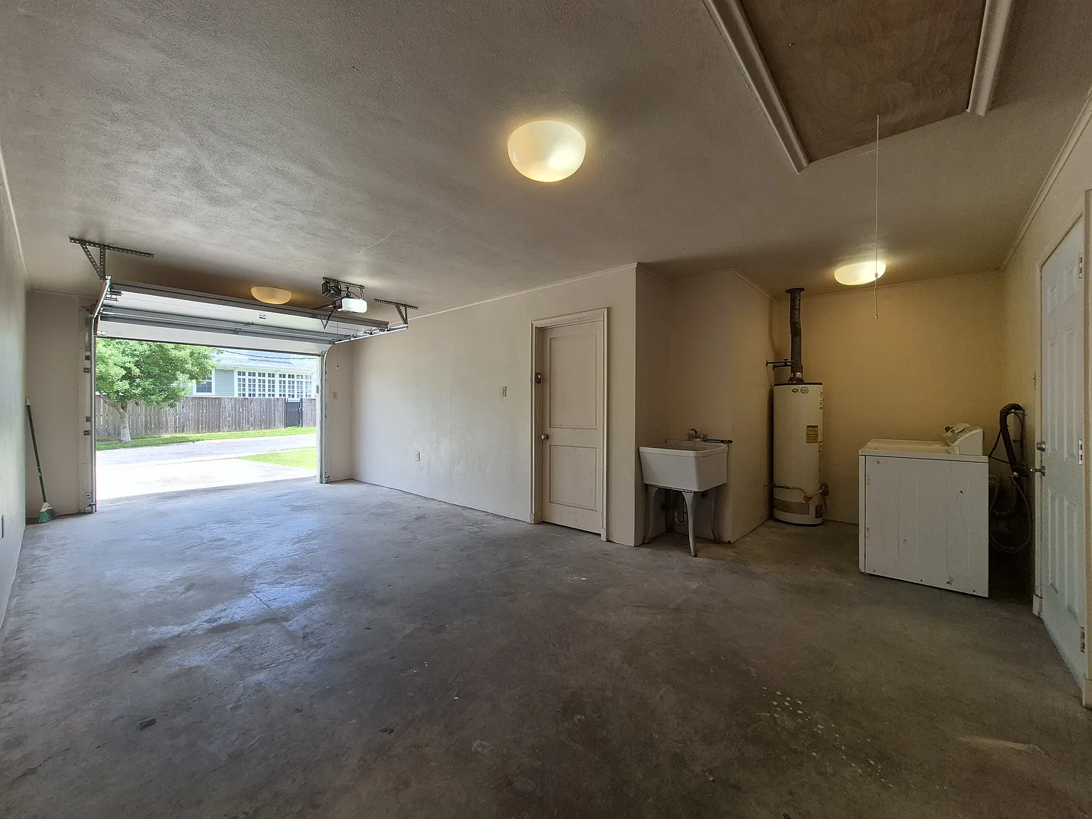 3 bed, 1400 sqft, $2,300 — Photo 4
