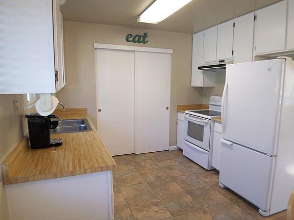 4765 Chico St - Kitchen