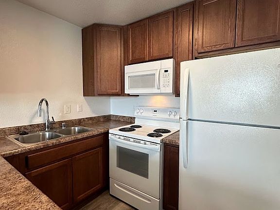 5th image of 825 Lakeside Dr #3