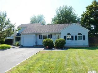 16 Berard Blvd, Oakdale, NY 11769