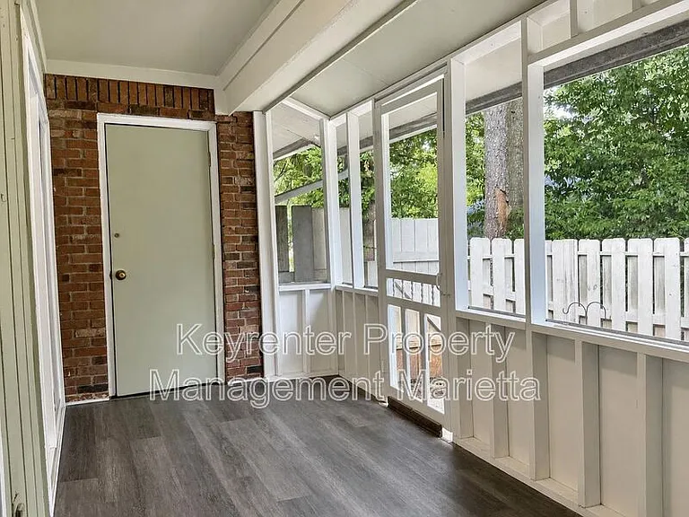 723 Hanover Ln — Photo 19