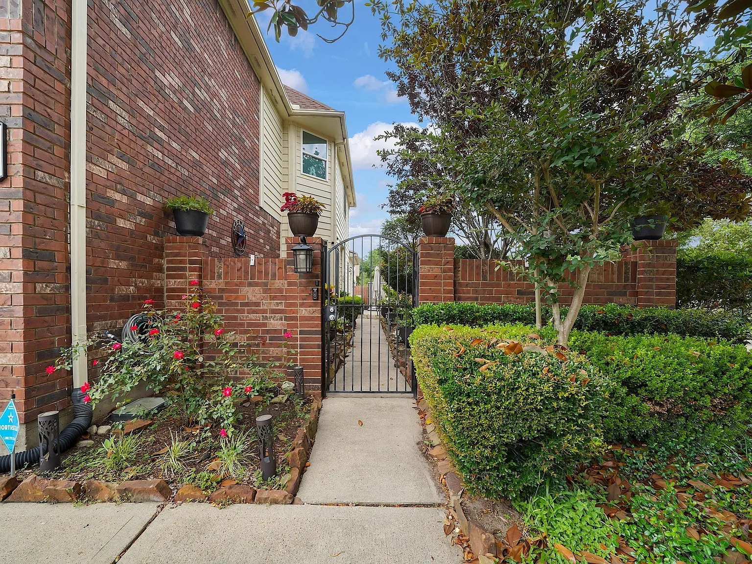3 bed, 2.5 bath, 2066 sqft, $2,200 — Photo 2