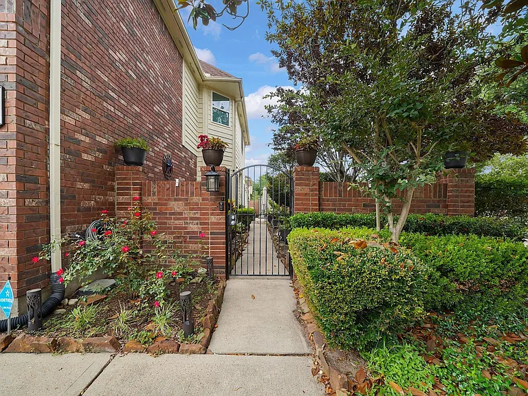 14402 Westbury Ct — Photo 2