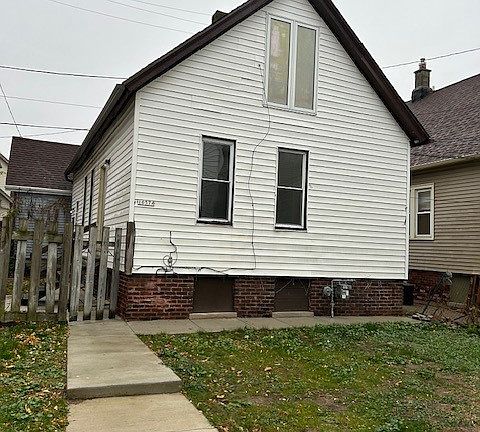 2nd image of 1657A N Arlington Pl