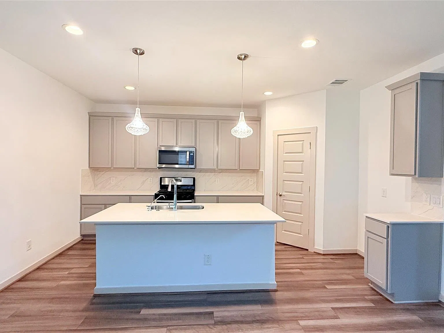 4 bed, 2.5 bath, 2319 sqft, $2,600 — Photo 3