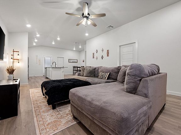 5th image of 2133 Langford Ave