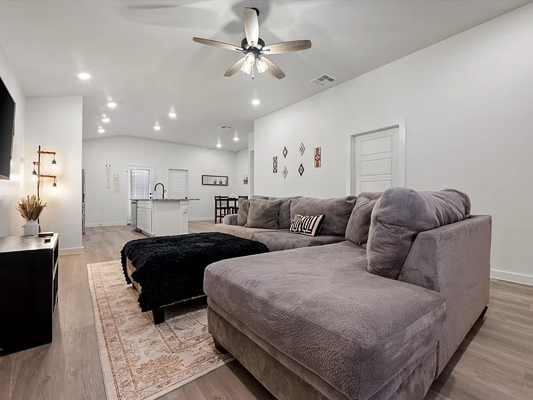 2133 Langford Ave — Photo 5