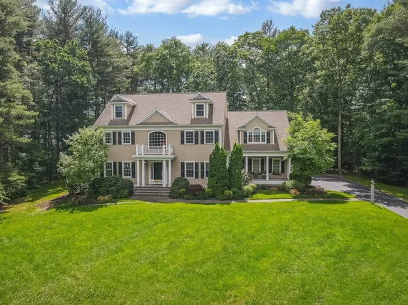2 Opal Cir, Franklin, MA 02038