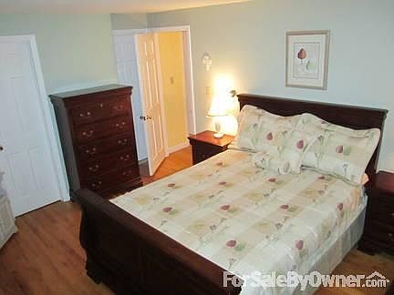 Bedroom
						:
						walk-in closet