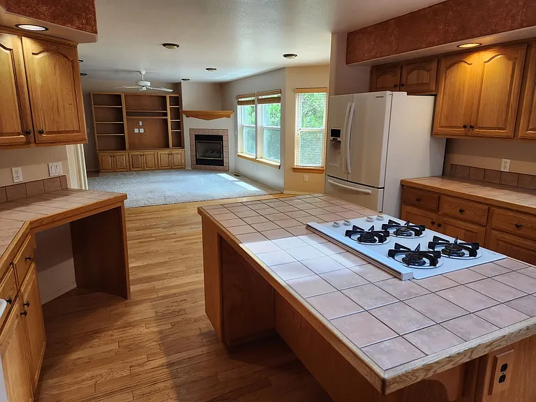 2100 N Timberline Rd — Photo 2
