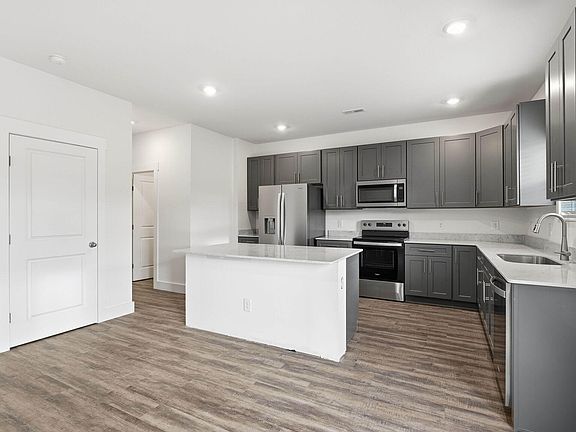 5th image of 671 Saint Andrews Dr