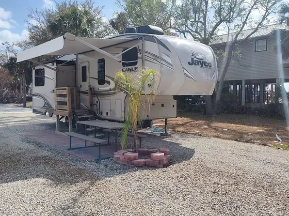 110 NW Third St, Steinhatchee, FL 32359