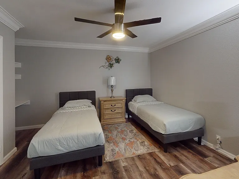 E Avenue J — Photo 18