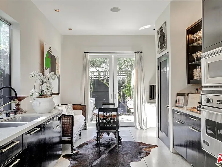 2425 Clement Ave — Photo 7