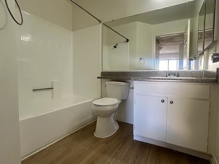 Hyde Park Apts — Photo 15