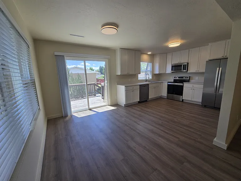 405 N 16th Ave #B — Photo 4
