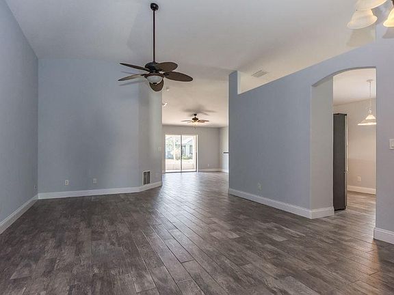 2nd image of 868 Greenleaf Cir