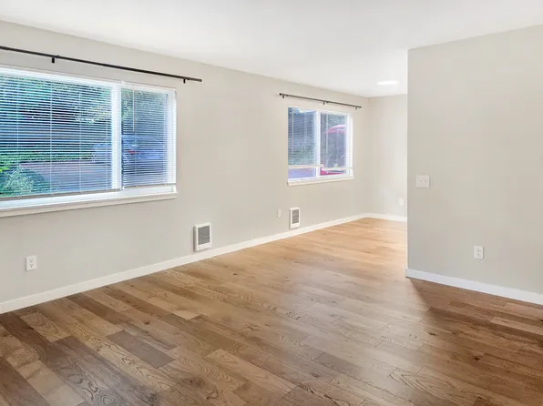 2504 204th St SW APT 1, Lynnwood, WA 98036