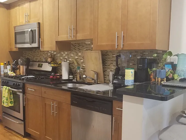 525 Adams St #4L — Photo 3