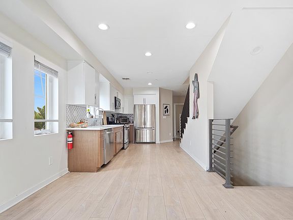 5th image of 963 1/2 N Saint Andrews Pl