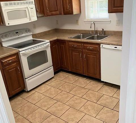 3rd image of 220 Southern Dr