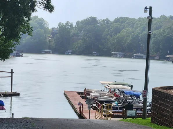6 Sunny Cove Dr, Moneta, VA 24121