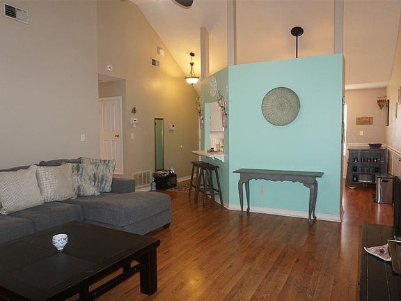 4th image of 305 Hilburn Pl