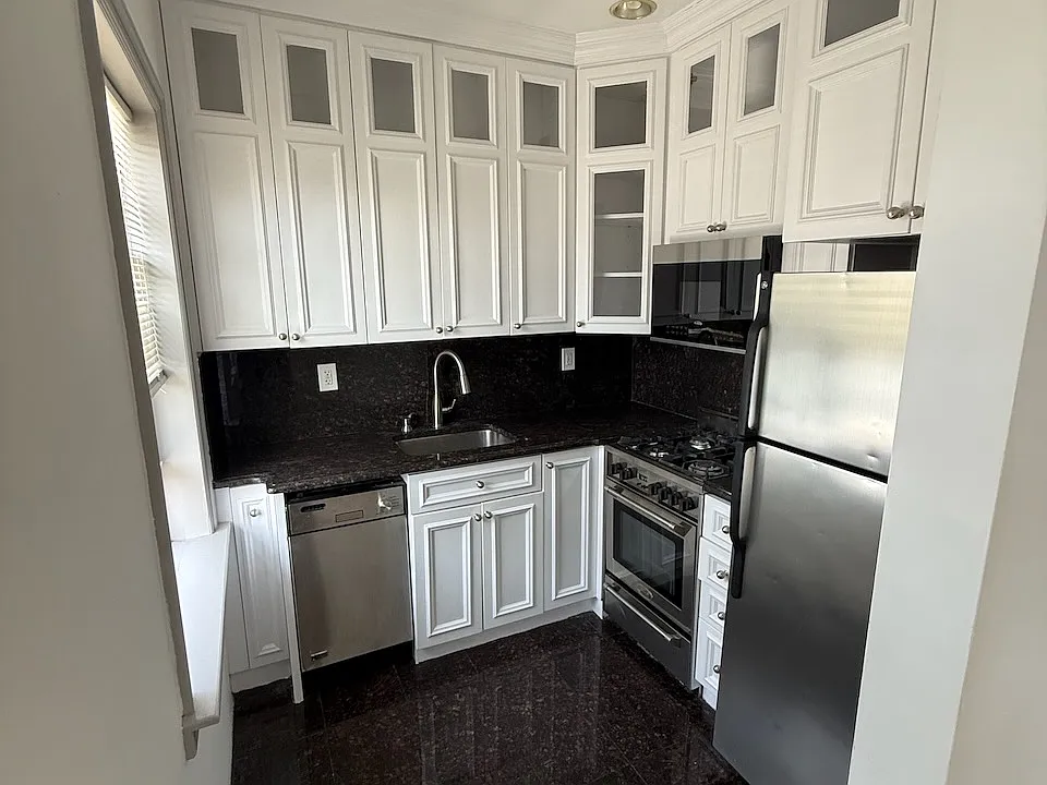 121 6th St #4