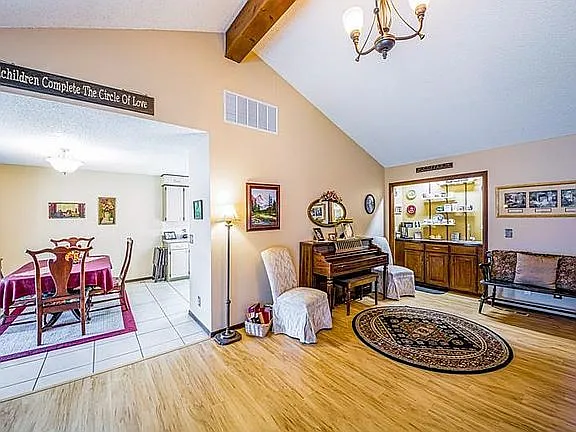 3 bed, 2.0 bath, 1919 sqft, $1,554 — Photo 3