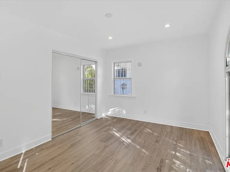 1185 S Tremaine Ave — Photo 14