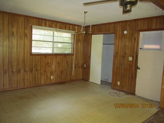 3rd image of 1105 Crawford Dr