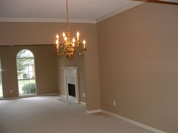 Dining rm open to LR with/fp