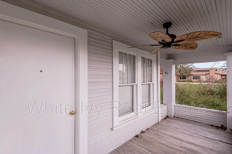 200 W Caroline St — Photo 3