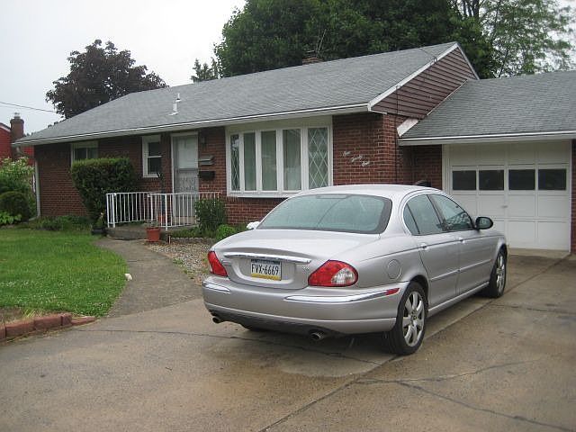 1 car garage & 3 car parking