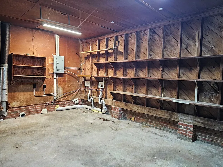 811-811 University Ave — Photo 23