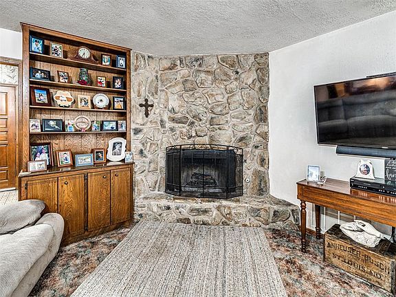 4th image of 2101 Whiteoak Cir