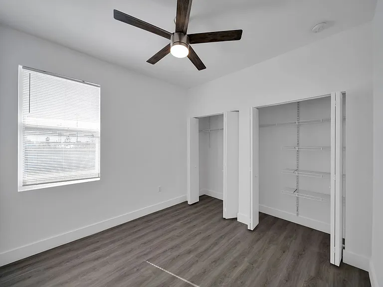 275 SW 4th St #220 — Photo 42
