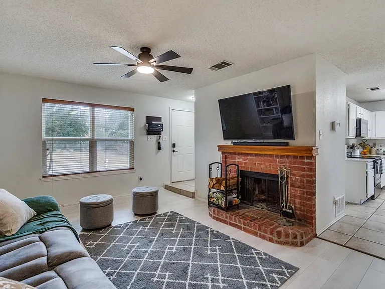606 Bandera St — Photo 19