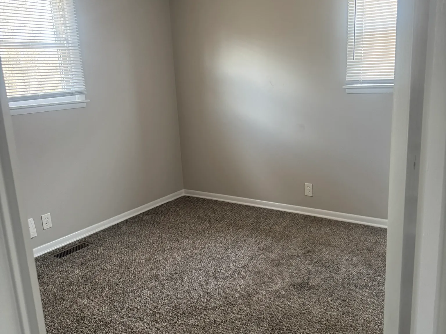3 bed, 1000 sqft, $1,200 — Photo 2