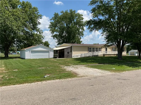 1206 Broad St, Edgewood, IL 62426