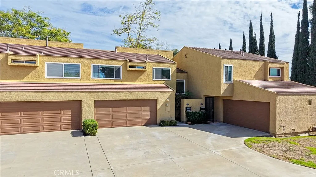 3 bed, 2.5 bath, 1375 sqft, $3,900 — Photo 1