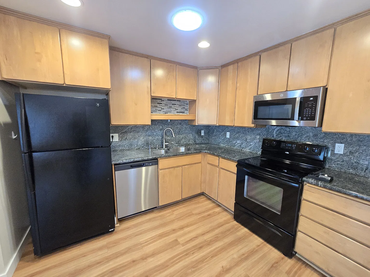 3 bed, 1340 sqft, $4,290 — Photo 2