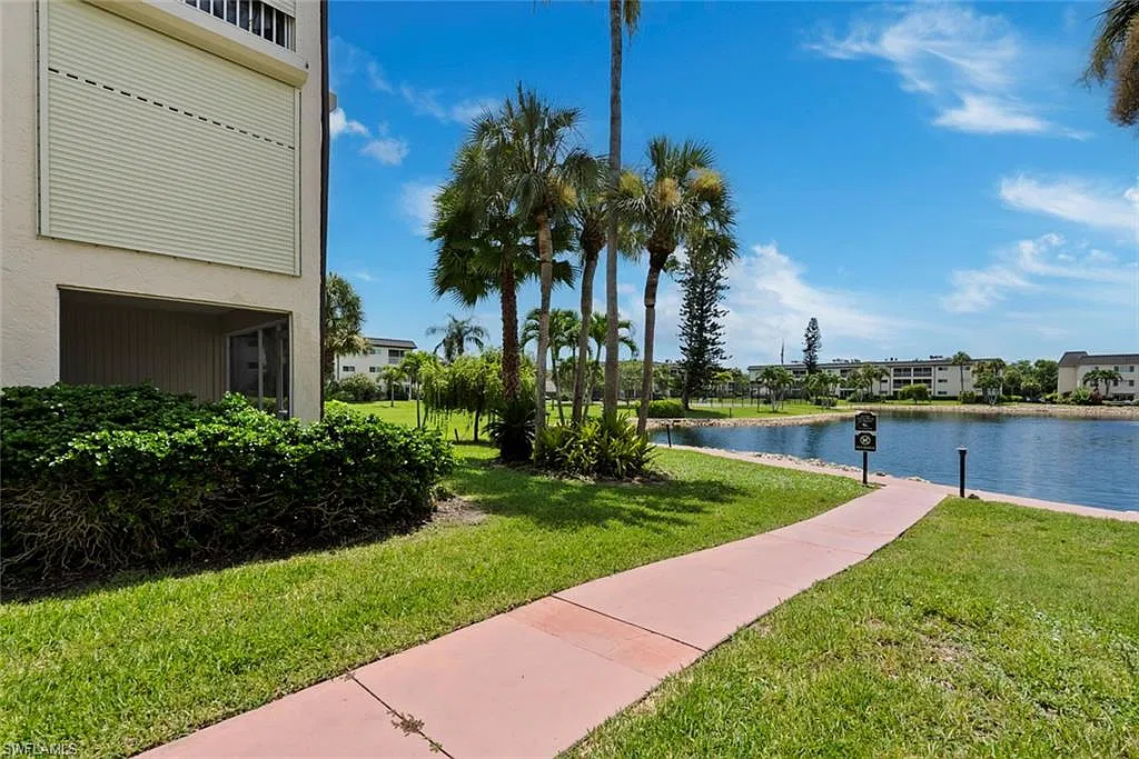 2 bed, 2.0 bath, 900 sqft, $1,900 — Photo 3