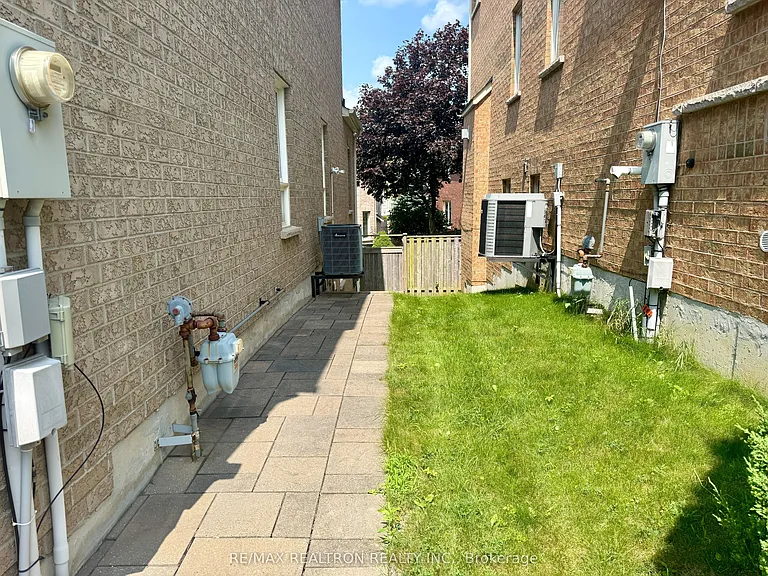 11 Hubner Dr #BASEMENT — Photo 4